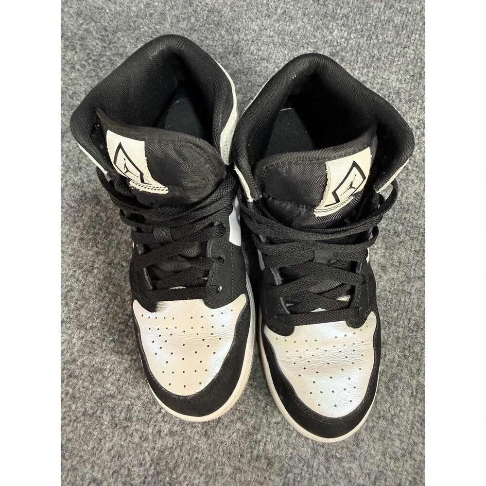 Air Jordan 1 Mid SE GS “Light Smoke Grey Shimmer” – Size 5.5Y / Women’s 7